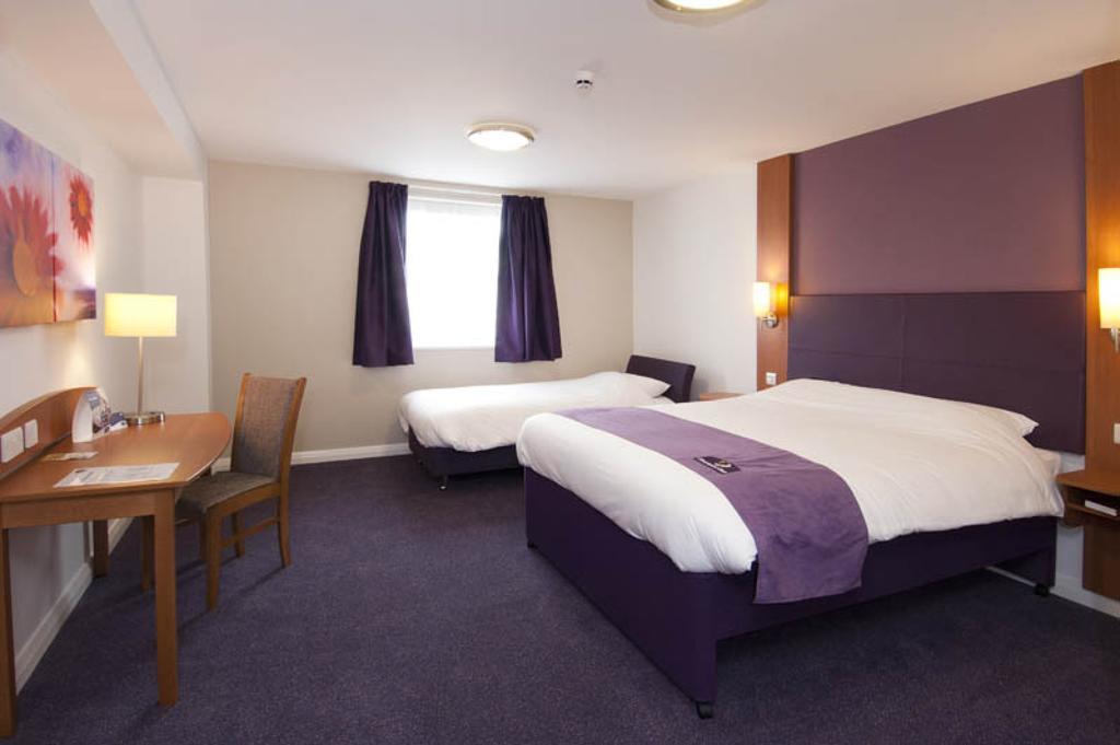 Premier Inn Falkirk East Номер фото