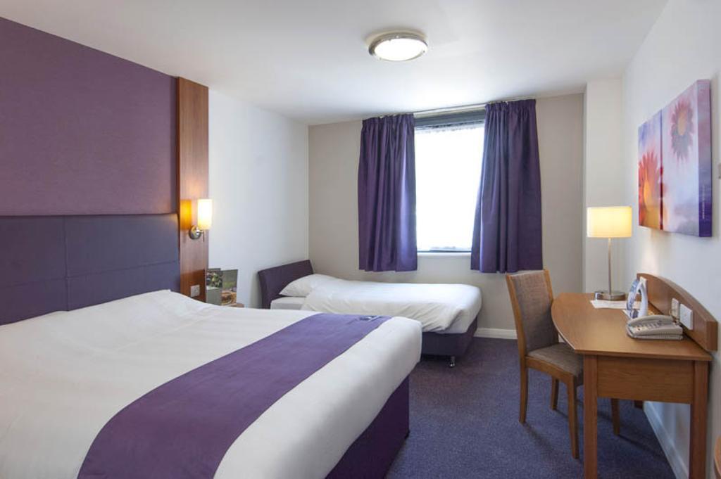 Premier Inn Falkirk East Номер фото