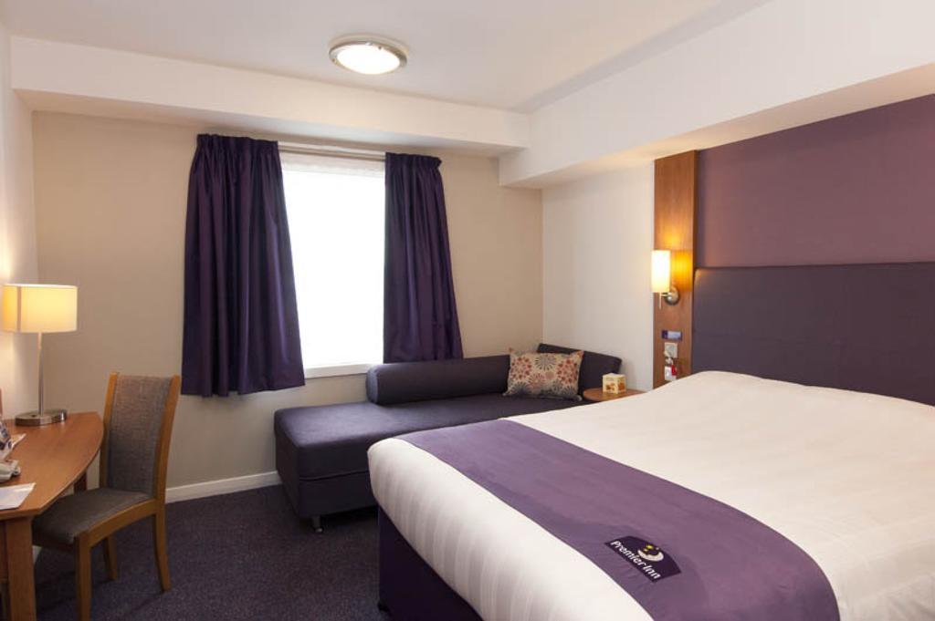 Premier Inn Falkirk East Номер фото