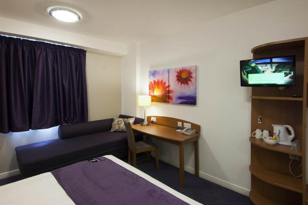 Premier Inn Falkirk East Номер фото