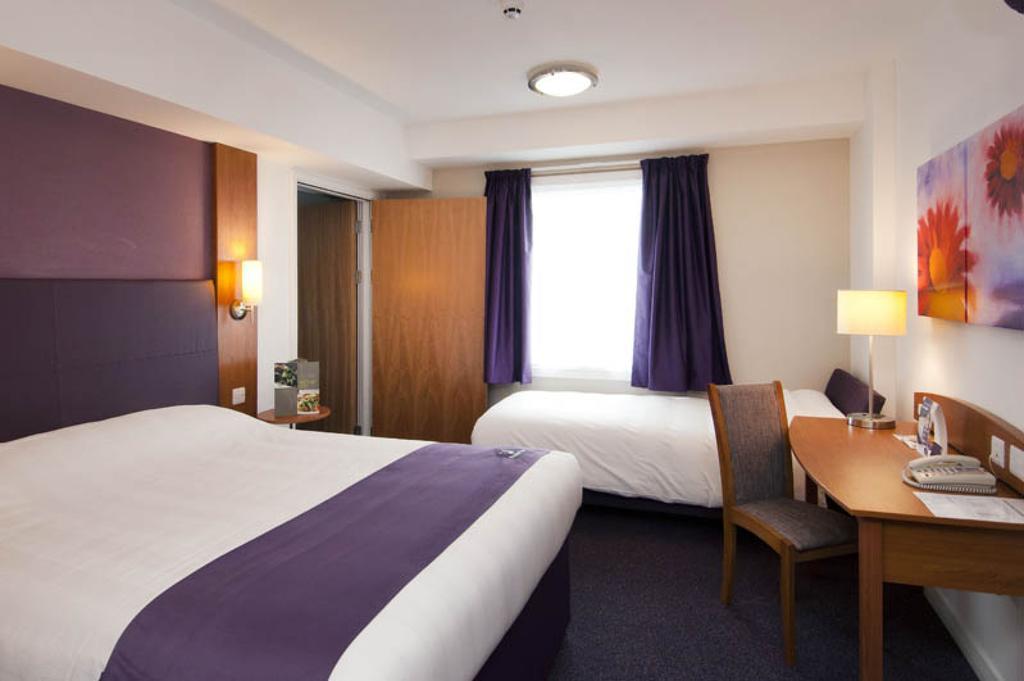 Premier Inn Falkirk East Номер фото