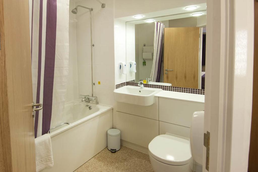 Premier Inn Falkirk East Номер фото